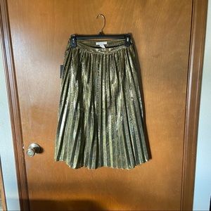 Forever 21 gold pleated skirt // size S